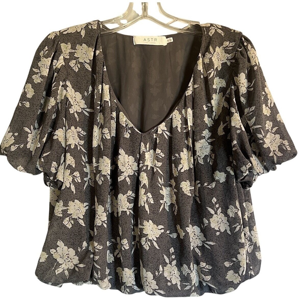 ASTR THE LABEL WOMENS BLOUSE SIZE M BUBBLE HEM/SLEEVES "WASHED BLACK‎ FLORAL"